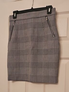 H&M Gray and Black Glen Plaid Pencil Skirt with Diagonal Zip Pockets